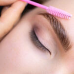 Une femme réalise un brow lift