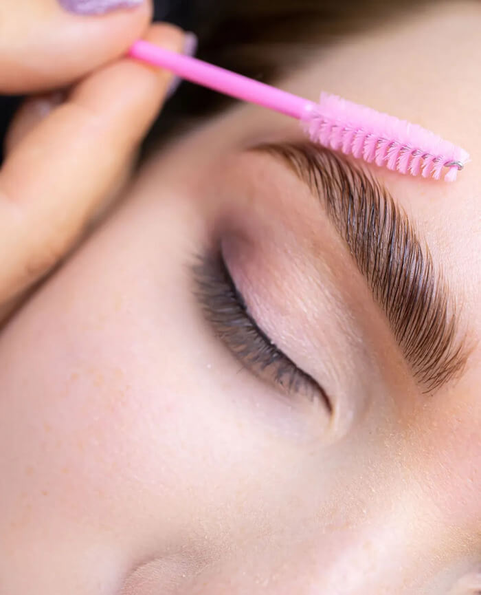Une femme réalise un brow lift