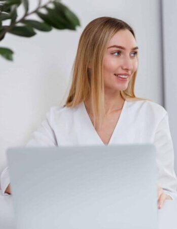 Une esthéticienne derrière son ordinateur