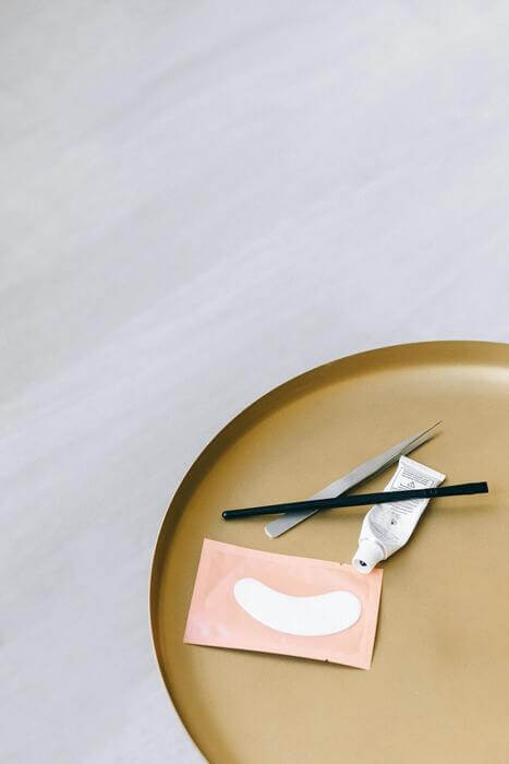 Outils d'épilation des sourcils et d'extension des cils