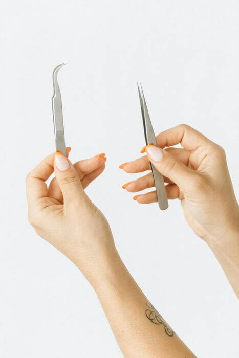 Une femme présente des outils pour épiler les sourcils