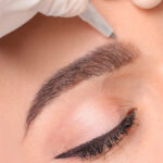 Microblading d'un sourcil