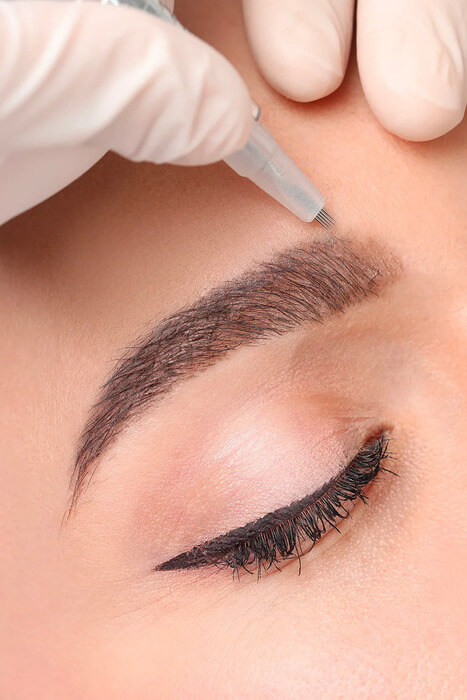 Microblading d'un sourcil