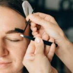 Technique d'épilation d'un sourcil