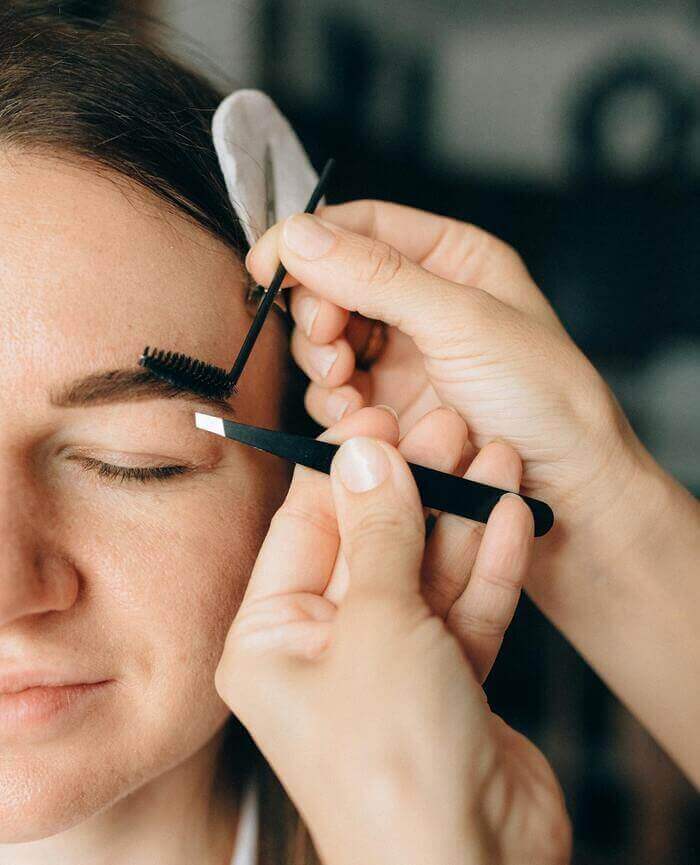 Technique d'épilation d'un sourcil